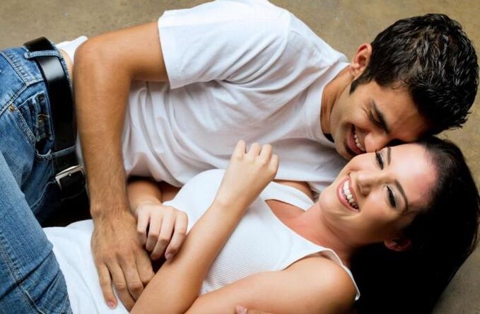 Мужчина возбуждается, когда прикасается к девушке